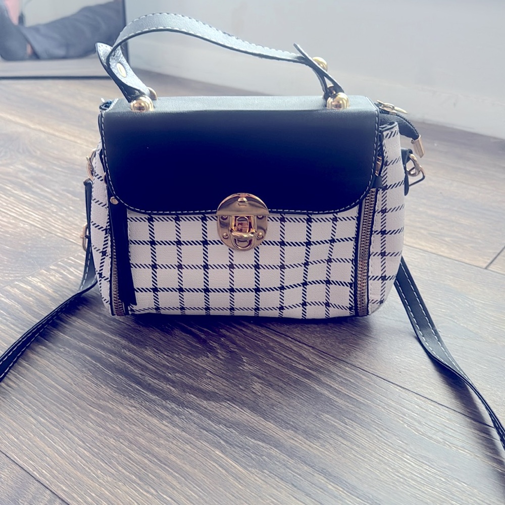 Small black and white purse. Looking to sell quick its only been used once.